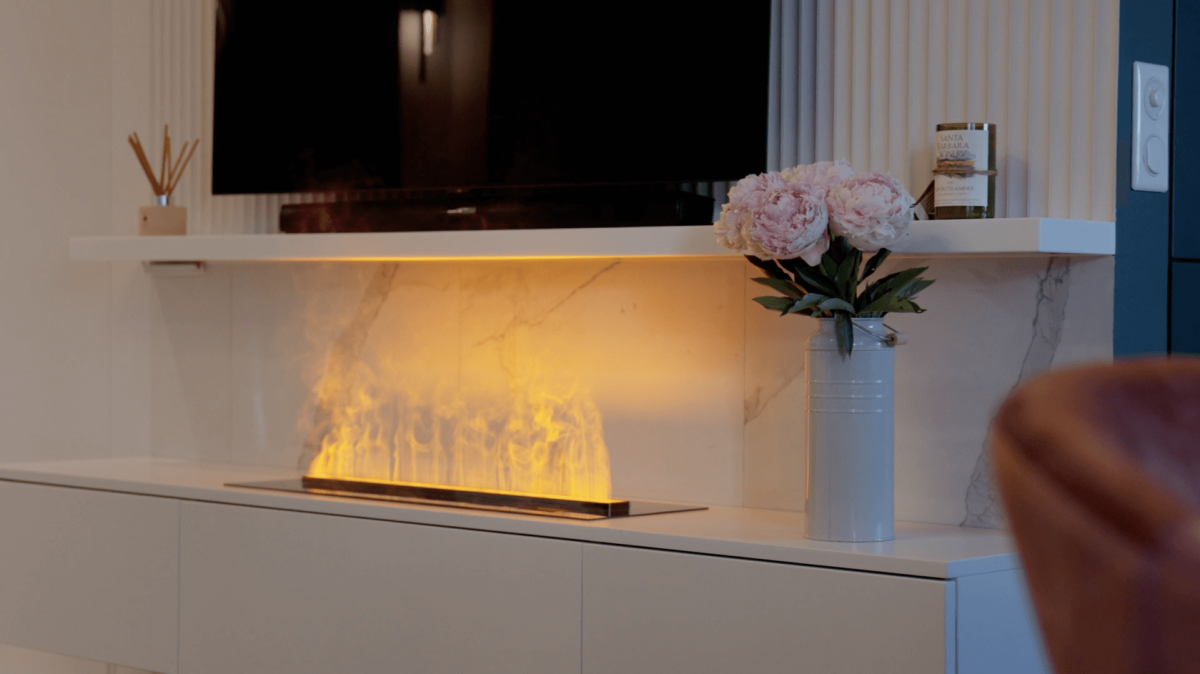 паровой камин в гостиной с желтым пламенем